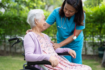 医生护理亚洲高级女人病人坐着轮椅公园护理医院病房健康的强大的医疗概念
