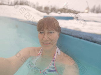 成人成熟的女人需要自拍池温暖的热铁尔玛鲁矿物水冬天白色雪健康中心概念健康护理旅行娱乐医学休息