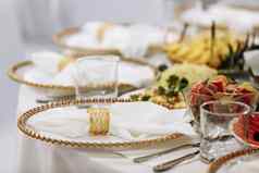 表格桌布美丽的服务白色菜美丽的板晚餐餐厅