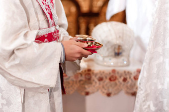 牧师祝福持有杯血神酒牧师庆祝质量教堂传统的婚礼仪式神圣的杯婚礼仪式高质量照片
