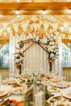 节日设置表格餐婚礼木拱站装饰作文白色花绿色植物乡村宴会大厅
