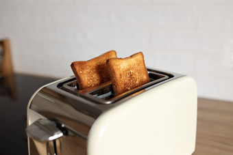 烤面包白色烤面包机烤三明治烤面包概念健康的吃节食吃零食工作学校学生快食物现代白色烤面包机