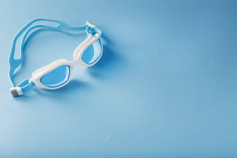 白色<strong>游泳眼镜</strong>蓝色的镜头