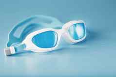 游泳护目镜白色框架蓝色的背景
