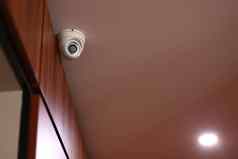 室内中央电视台监控白色轮安全相机监测系统办公室建筑酒店大厅购物中心天花板概念监测监控一天晚上