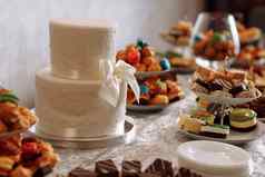 白色婚礼蛋糕婚礼蛋糕细节丝带珍珠糖果棒