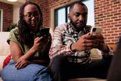 非洲美国夫妇支出时间社会媒体内容智能手机忽略