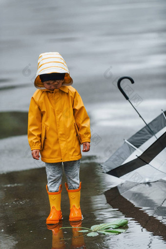 孩子黄色的<strong>防水</strong>斗篷靴子伞玩在户外雨