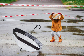 孩子黄色的<strong>防水</strong>斗篷靴子伞玩在户外保护磁带雨