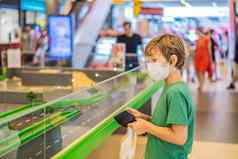 可爱的可爱的孩子玩玩具远程控制购物中心快乐孩子男孩有趣的休闲生活方式孩子们概念