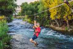 孩子ziplinezipline河孩子冒险