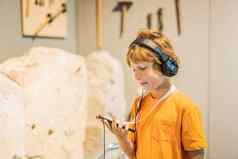 男孩雕塑听音频指南博物馆展览