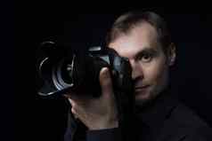 特写镜头肖像专业摄影师相机黑暗狗仔队
