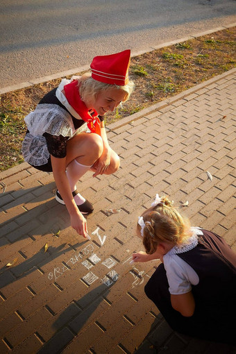 年轻的成人女学生9月画粉笔沥青一代小学生苏联俄罗斯女先锋红色的领带10月女孩现代统一的妈妈女儿