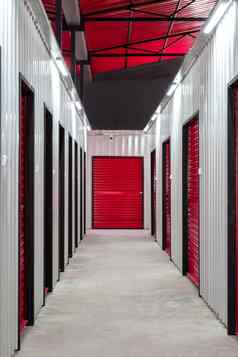 走廊存储单位红色的门租赁存储单位