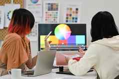 图形设计师团队坐着fromt电脑业务监控颜色调色板工作室设计创新媒体概念