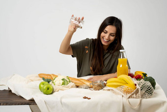 快乐女人绿色t恤网生态袋健康的素食主义者蔬菜水果面包零食健康的吃素食者概念