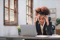 年轻的非洲美国女人非洲式发型发型生气强调坐着桌子上移动PC思考相机感觉累了无聊抑郁症问题