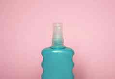 蓝色的空白未打上烙印的化妆品塑料瓶洗发水过来这里乳液奶油浴泡沫粉红色的背景