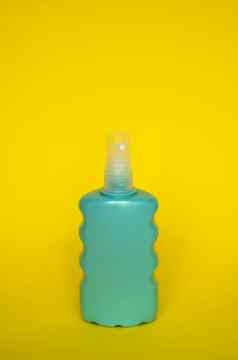 蓝色的空白未打上烙印的化妆品塑料瓶洗发水过来这里乳液奶油浴泡沫黄色的背景