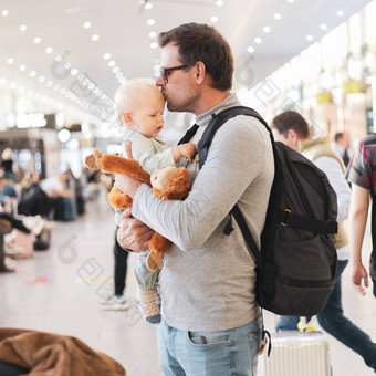 父亲旅行孩子持有婴儿婴儿男孩机场终端等待董事会飞机旅行孩子们概念