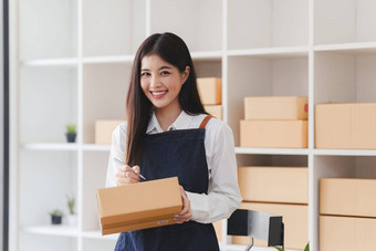 小企业锻造主人女企业家检查在线订单准备包盒子出售客户锻造业务的想法在线