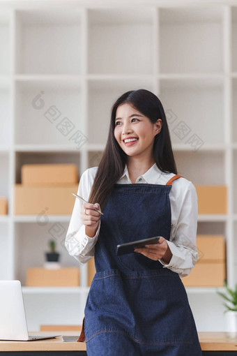 小<strong>企业</strong>锻造主人女<strong>企业</strong>家检查在线订单准备包盒子出售客户锻造<strong>业</strong>务的想法在线