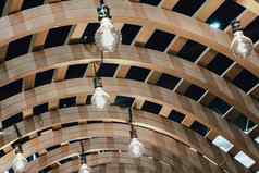 白色光灯泡挂天花板木弯曲的绿廊结构