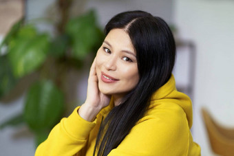 漂亮的中年亚洲女人健康的发光的面部皮肤整洁头发促进概念健康的生活方式女人辐射信心活力幸福和谐自然周围的环境