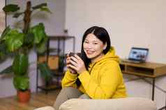 可爱的亚洲女人需要打破在线工作首页享受舒缓的杯茶图像捕捉平衡工作休闲舒适的室内空间包围平静宁静自然
