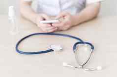 医生写作智能手机打破女心脏病专家在线咨询细胞电话听诊器手防腐剂桌面