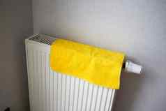黄色的颜色毛巾干燥加热散热器