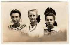 古董照片显示集团女孩提出了摄影工作室女孩穿头发丝带项链字符串珠子复古的黑色的白色摄影乌贼效果约