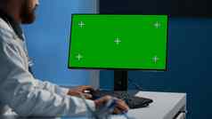 医生打字医疗专业知识电脑绿色屏幕浓度关键显示