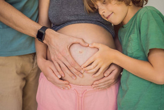怀孕了女人父亲孩子孩子持有手心形状婴儿撞怀孕了肚子手指心象征