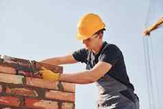 安装砖墙建设工人统一的安全设备工作建筑