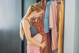 怀孕了女人穿怀孕了女人站前面衣橱衣服穿衣服适合