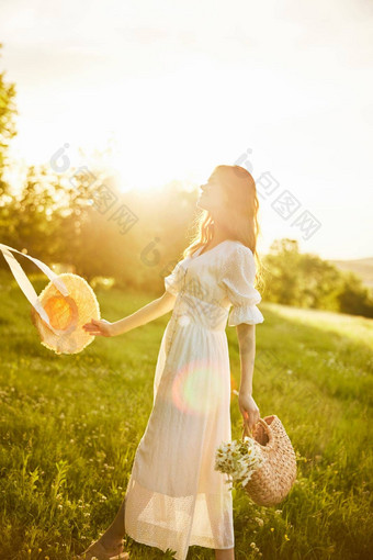 美丽的女人他光衣服走洋甘菊场篮子完整的雏菊射线设置太阳