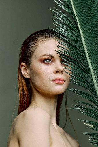 美肖像美丽的优雅的女人站持有棕榈叶脸垂直照片修版问题皮肤
