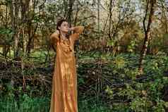 美丽的女人走阴影树穿着长橙色衣服享受天气周末矫直头发手主题隐私自然