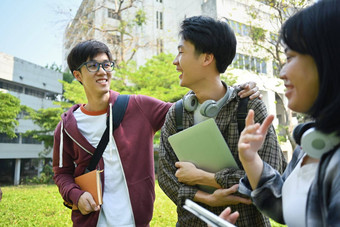 集团快乐的大学学生会说话的讲座大学青年生活方式友谊概念