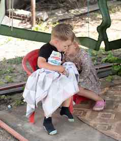 小孩子们男孩女孩坐着别墅夏天孩子们弄脏的脏弄脏