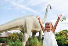 快乐的女孩有趣的公园恐龙副本在户外