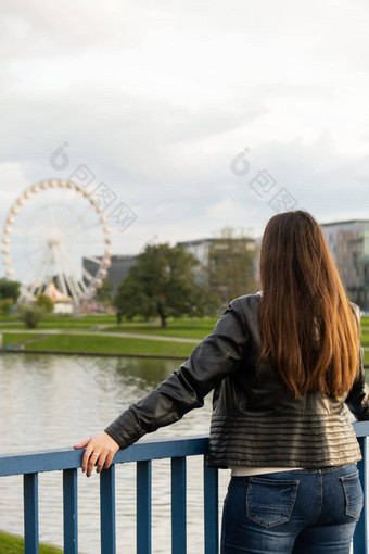 女旅行者历史的地方院子里具有里程碑意义的克拉科夫旅游历史的地方阳光明媚的一天女人旅游写博客分享生活在线