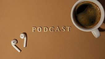 公告文本播客米色背景白色杯咖啡无线耳机播客概念听广播音频疗愈健康声音