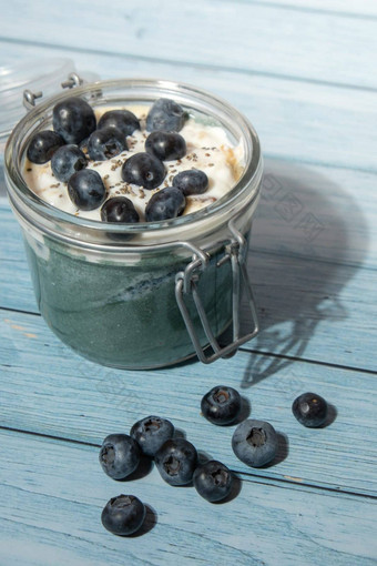 玻璃Jar自然有机自制的酸奶蓝莓螺旋藻<strong>小球藻</strong>超级食物超级粉蓝色的藻类海杂草提高免疫力成分概念健康的吃早餐希腊酸奶发酵