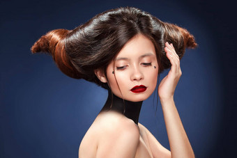 美丽的女孩令人惊异的发型广告打印理发师