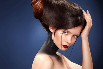 美丽的女孩令人惊异的发型广告打印理发师