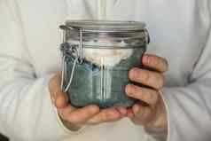 认不出来女人吃玻璃Jar自然有机自制的酸奶蓝莓螺旋藻小球藻超级食物超级粉蓝色的藻类海杂草提高免疫力成分概念健康的吃早餐希腊酸奶发酵