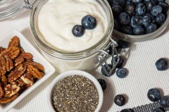 玻璃Jar自然有机自制的酸奶蓝莓山核桃螺母传讲种子布丁提高免疫力成分概念健康的吃早餐希腊酸奶发酵超级食物